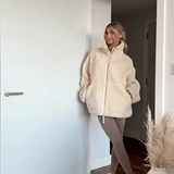Amanda | Liela izmēra teddy jaka ar stāvo apkakli