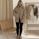 Amanda | Liela izmēra teddy jaka ar stāvo apkakli