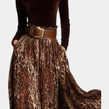 Šiks samta augstais kakls ar izsmalcinātu leopardu rakstu svārkiem