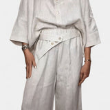 Ailany augsta kakla strukturēts komplekts ar asimetriskām vidukļa biksēm