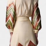 Avenza Puff Sleeve Bodysuit ar Chevron Rakstu Midi Svārkiem